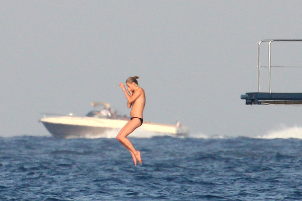 Kate Moss TOPLESS na jachcie! (FOTO)