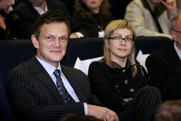 Pazura ZAPŁACIŁ JEJ, ŻEBY ZMIENIŁA NAZWISKO?!