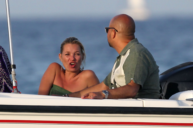Znikające palce córki Kate Moss...
