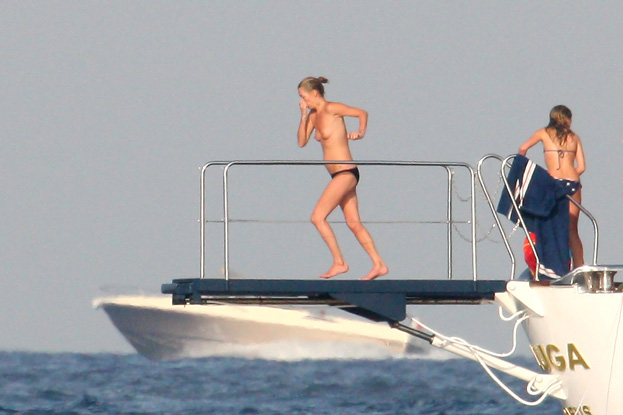 Kate Moss TOPLESS na jachcie! (FOTO)